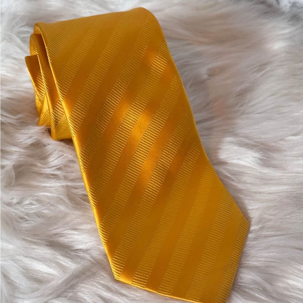 Classic Gold Fratelli‎ Moda 100% Silk Tie with Elegant Sheen made in Italy
